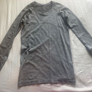 lululemon swiftly tech long sleeve shirt 2.0 in the color slate/white